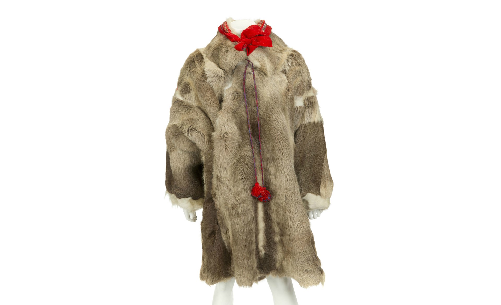 Um casaco de pele (provavelmente de antílope ou de uapiti) à moda dos esquimós. O valor estimado varia de 800 a 1,2 mil dólares (1,8 mil a 2,7 mil reais). (Foto: Reprodução)