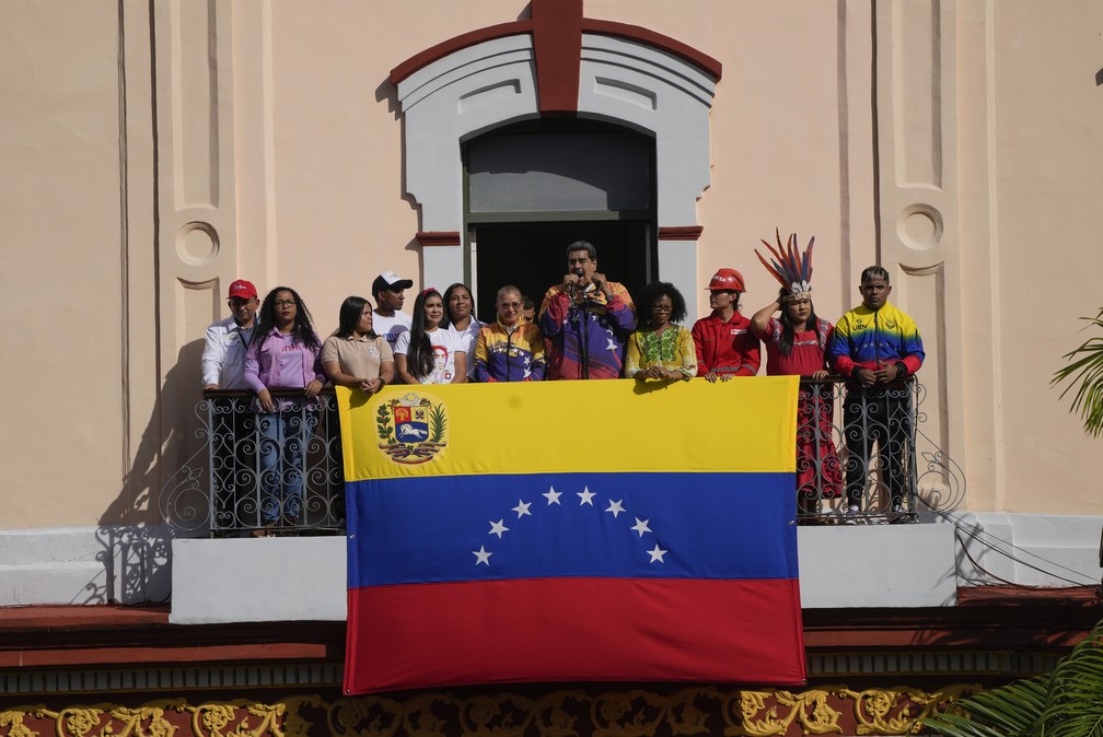 O presidente da Venezuela, Nicolás Maduro, fala a simpatizantes da Varanda do Povo do Palácio Presidencial de Miraflores — Foto: Ariana Cubillos/AP