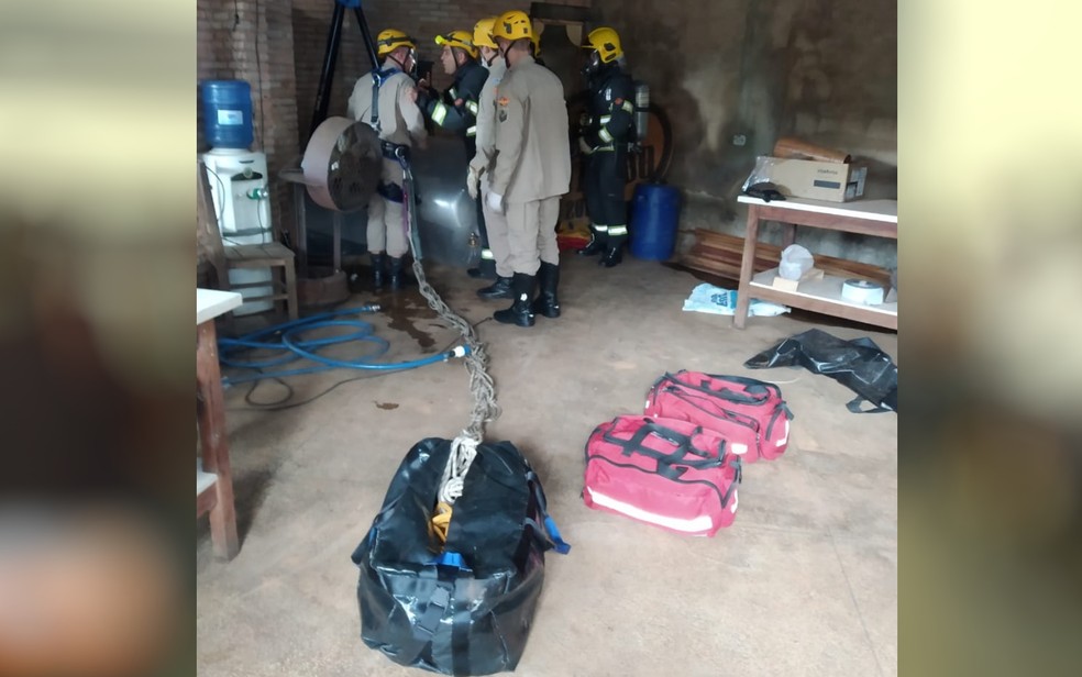 Bombeiros resgatam corpos do local onde a cachaça era envelhecida — Foto: Divulgação/Corpo de Bombeiros