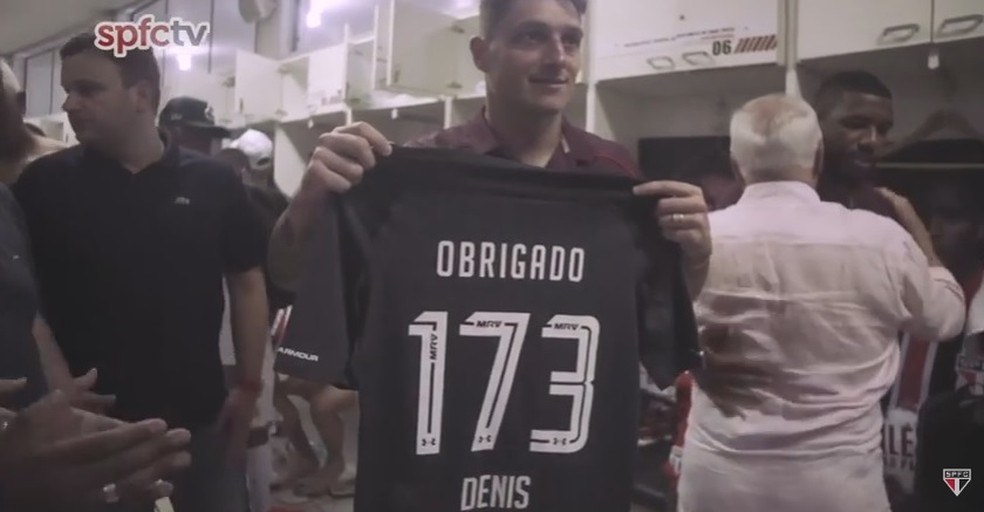 Denis recebe camisa no último jogo pelo São Paulo (Foto: Reprodução)