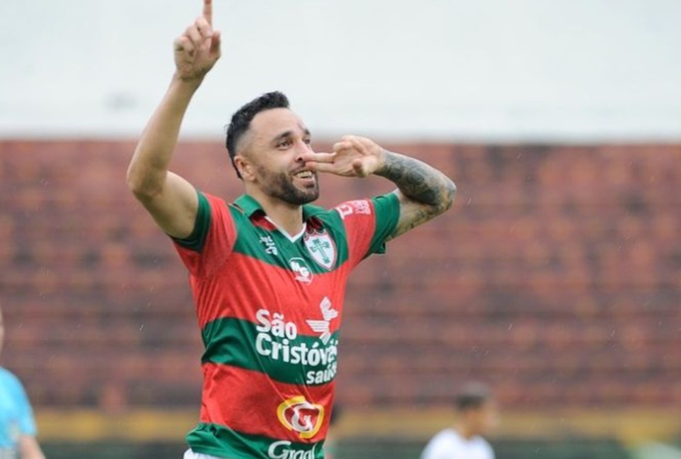 Caio Mancha celebra gol contra o Botafogo-SP — Foto: Portuguesa
