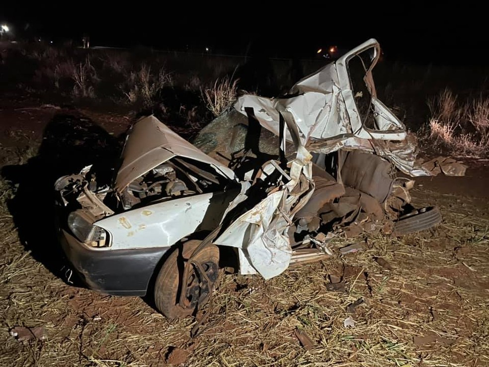 Carros ficaram destruídos com o impacto da batida na BR-364 próximo a Campo Novo do Parecis. — Foto: Reprodução/Portal Campo Novo