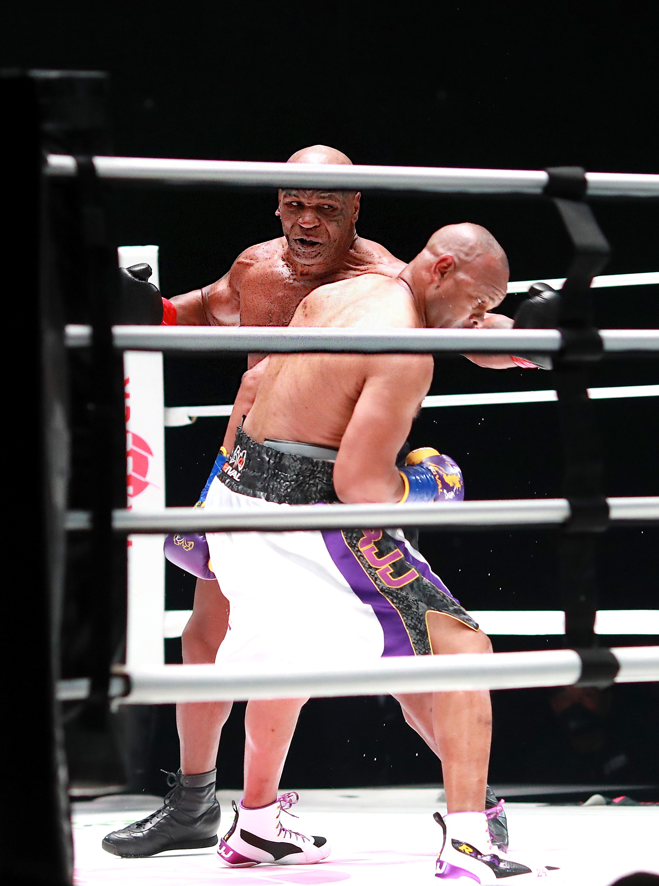 Mike Tyson em sua luta-exibição contra Roy Jones Jr. (Foto: Getty Images)