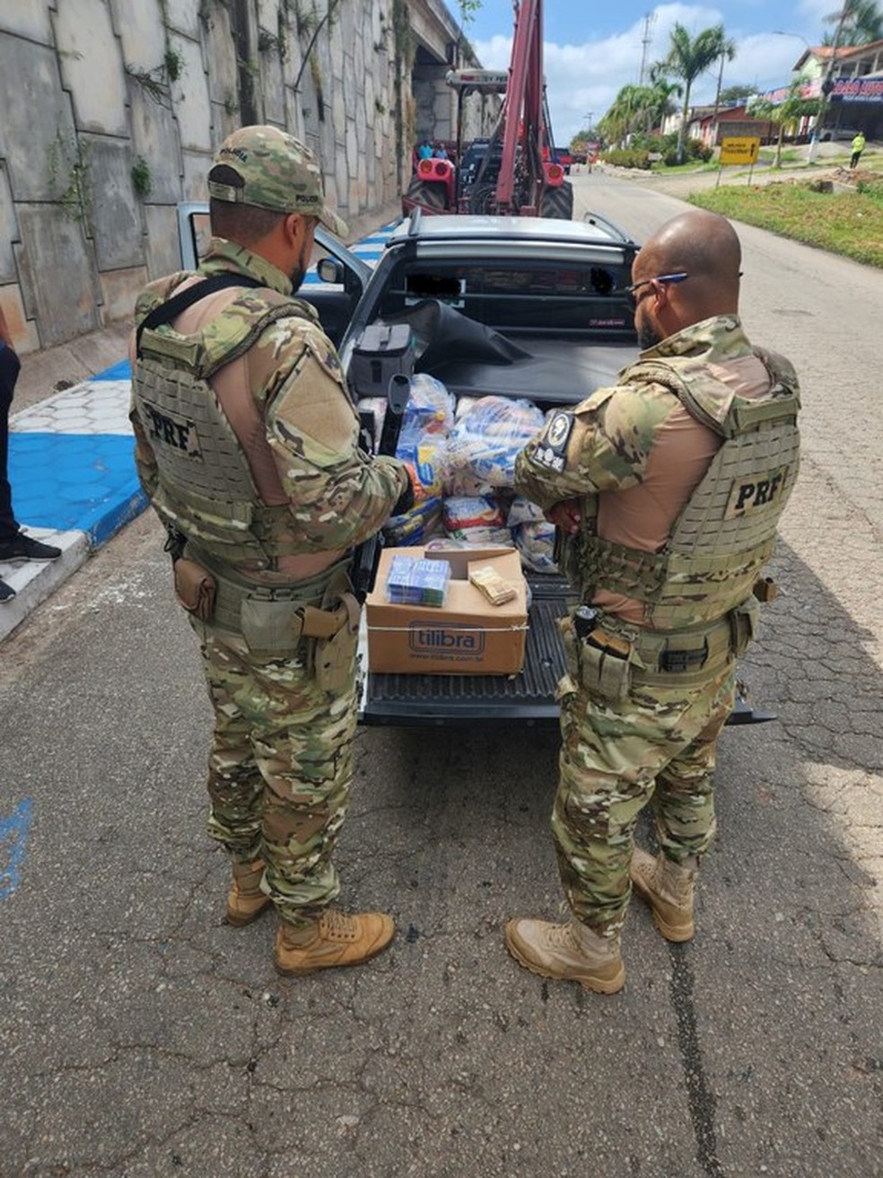 Crime eleitoral: homens são presos em posse de dinheiro, cestas básicas e material de campanha na BR-135, no MA — Foto: Divulgação/PRF