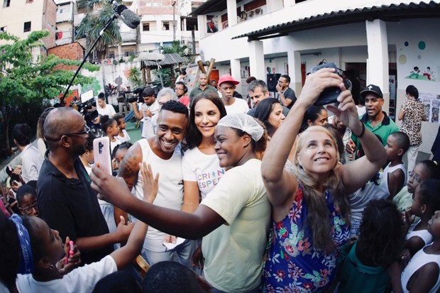 Ivete Sangalo posa com fãs em escola de Salvador (Foto: Divulgação/Rafa Mattei)