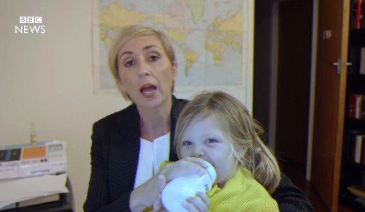Atriz dá leite para filha durante entrevista