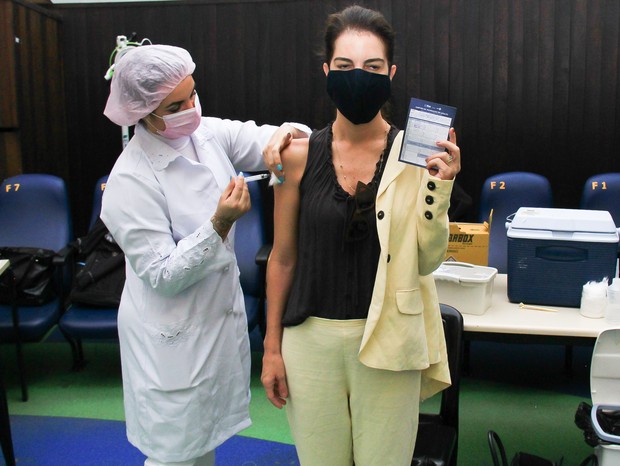 Mariana Gross é vacinada contra Covid-19 (Foto: Fabricio Pioyani/AgNews)