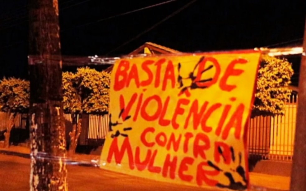 Cartaz pede fim da violência contra as mulheres — Foto: TV Globo/ Reprodução