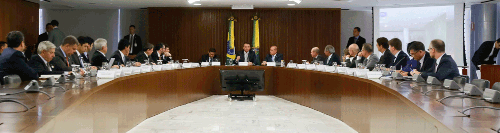 O presidente Jair Bolsonaro (centro) conduz a primeira reunião ministerial do novo governo — Foto: Marcos Corrêa / PR