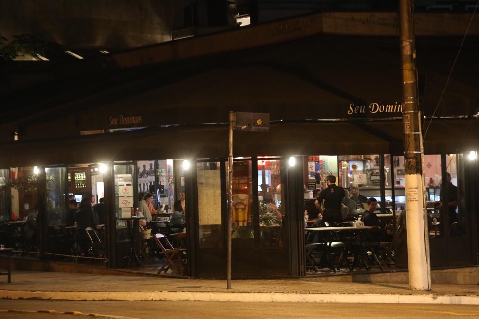 Bar na rua Aspicuelta, na Vila Madalena, recebe clientes na primeira noite de atendimento noturno em São Paulo. — Foto: Celso Tavares/G1