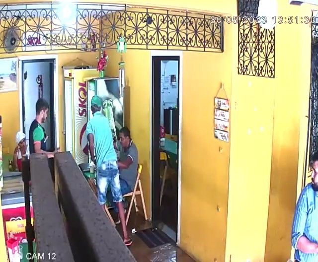 Dupla armada assalta restaurante na Bahia e sai do estabelecimento bebendo refrigerantes