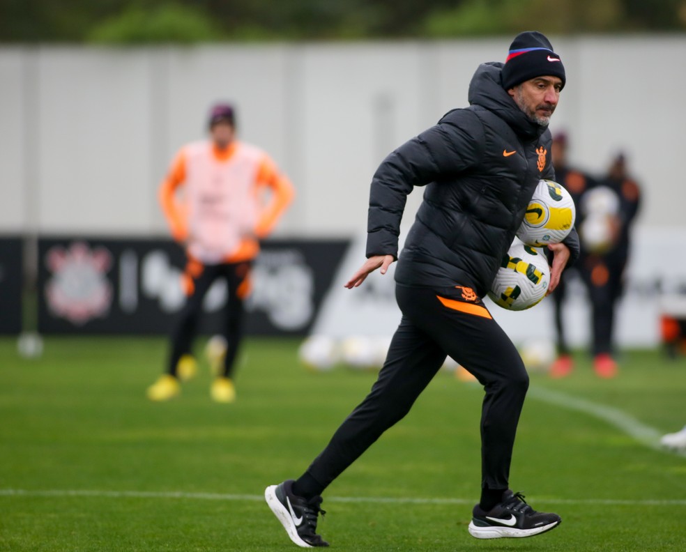 Vitor Pereira no treino do Corinthians nesta sexta-feira — Foto: Rodrigo Coca/Ag. Corinthians