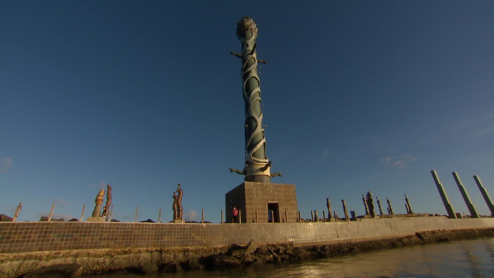 Torre de Cristal faz parte do Parque das Esculturas, idealizado por Francisco Brennand e alvo de saques — Foto: Reprodução/TV Globo