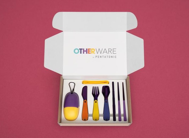 Um garfo, uma faca, uma colher, um canudo e hashi (varetas) estão no kit Otherware (Foto: Reprodução/Otherware)