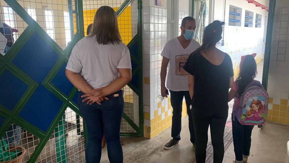Professores recebem os alunos na Escola Nosso Lar, no Vergel do Lago, em Maceió — Foto: Douglas Lopes/TV Gazeta