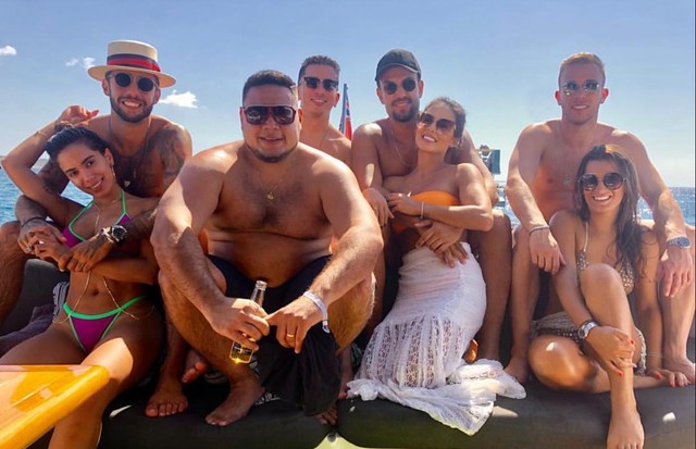 Anitta, Pedro Scooby e amigos curtem passeio de lancha em Ibiza (Foto: Reprodução/Instagram)