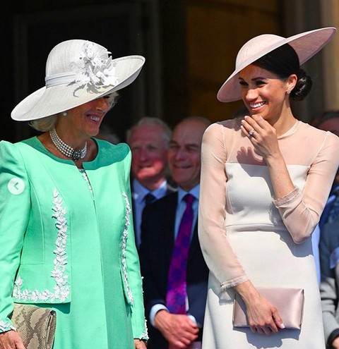 A atriz e duquesa Meghan Markle com a duquesa Camilla, esposa do Príncipe Charles (Foto: Reprodução/Instagram)