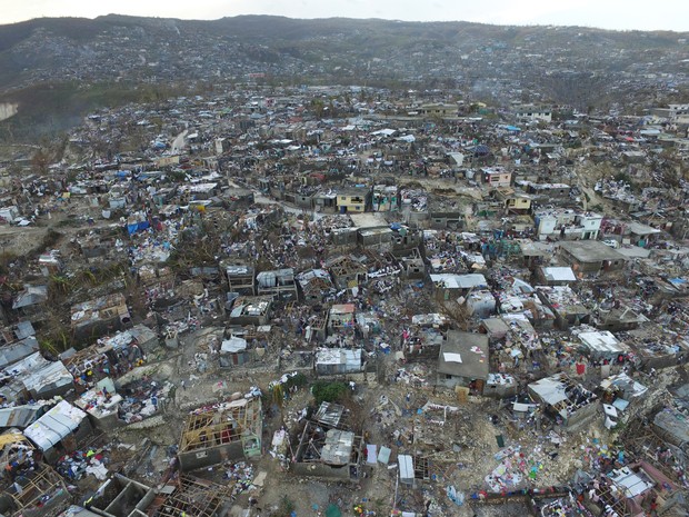 Imagem aérea da cidade de Jeremie, no oeste do Haiti, devastada pelo furacão Matthew (Foto: Nicolas Garcia / AFP)