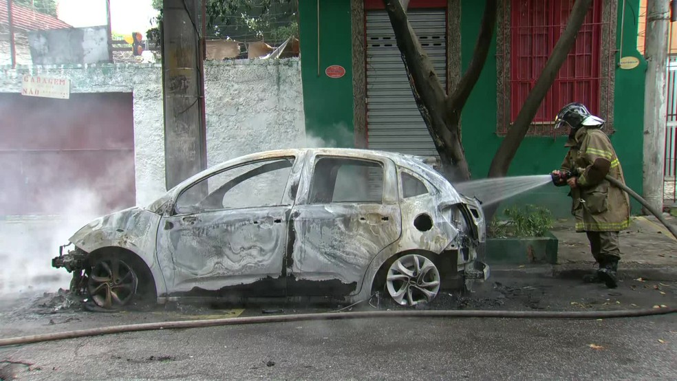 Bombeiros tentam apagar as chamas que atingiram três veículos na Rua Barão de Sertório na madrugada desta sexta (6) — Foto: Reprodução / TV Globo