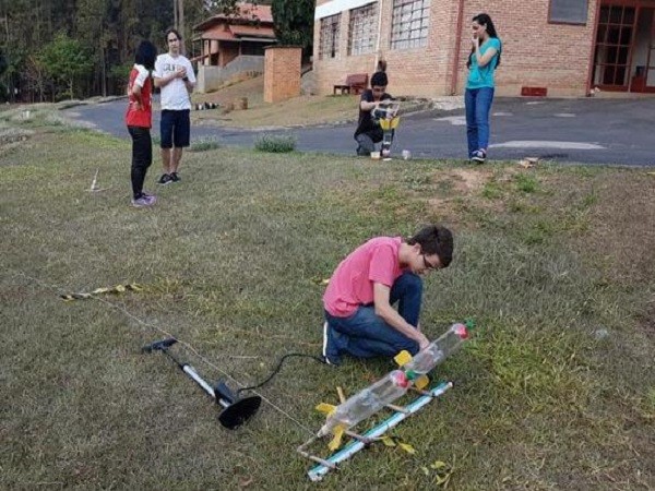 Em evento promovido pela Olimpíada Brasileira de Astronomia e Astronáutica, em Barra do Pirái (RJ) estudantes preparam lançamento de foguetes de garrafas PET (Foto: Divulgação/Olimpíada Brasileira de Astronomia e Astronáutica)