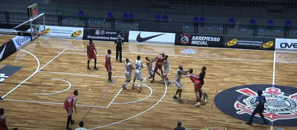 Briga entre jogadores de Osasco e Liga Sorocabana pelo Paulista de basquete — Foto: Reprodução/GCS TV