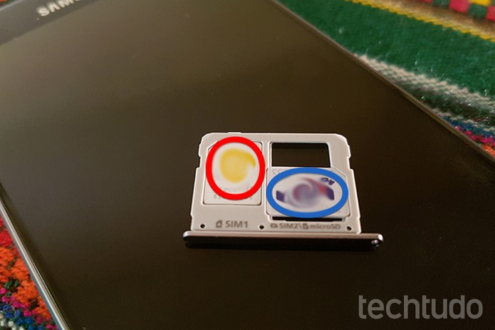 A posição ocupada pelo nano SIM com contorno em azul pode receber um microSD (Foto: Filipe Garrett/TechTudo)