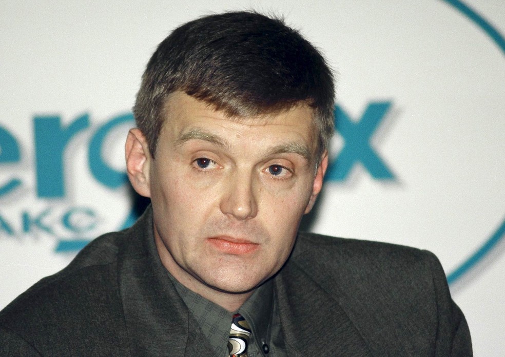 Retrato de Alexander Litvinenko em novembro de 1998, quando integrava o serviço de segurança russo FSB — Foto: Vasily Djachkov/Reuters/Arquivo