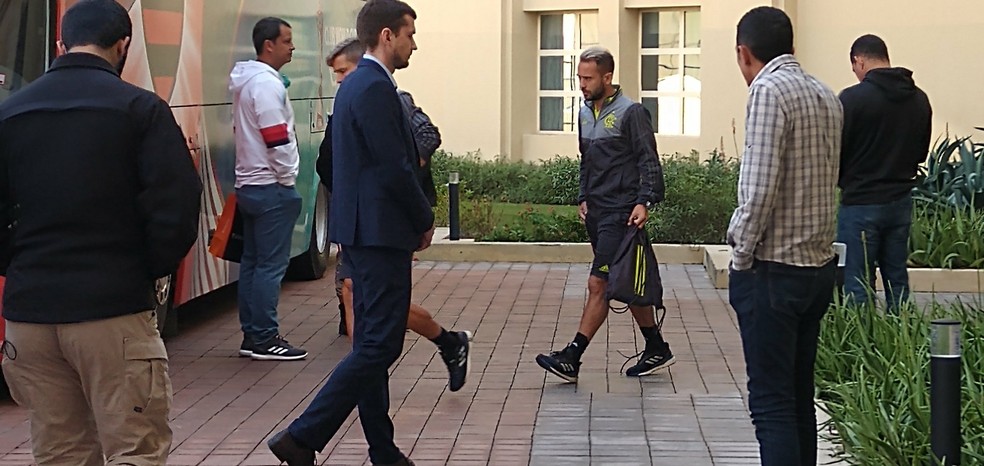 Diego e Everton Ribeiro seguem para o treino após a reunião sobre premiação com a diretoria do Flamengo — Foto: Janir Jr