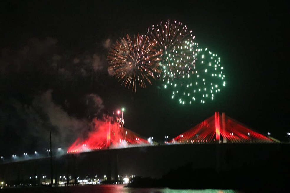 Queima de fogos na ponte Newton Navarro, em Natal — Foto: Elias Medeiros