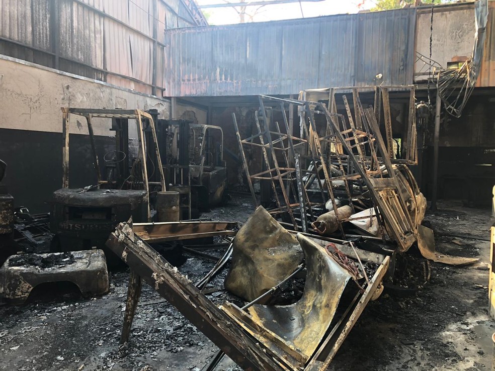 Bombeiros controlaram as chamas e ninguém ficou ferido no incêndio — Foto: Diogo Nolasco/TV TEM