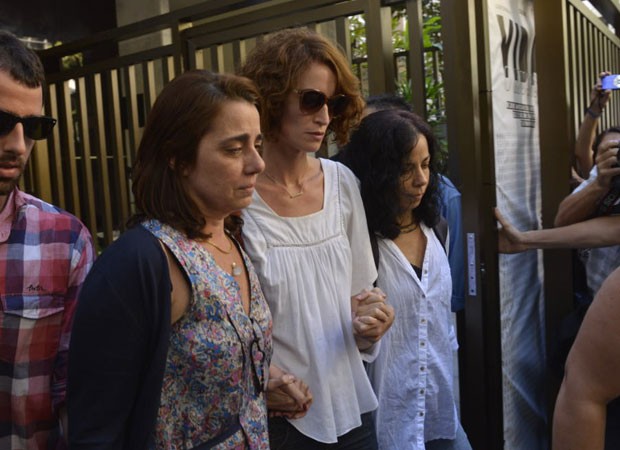 Cláudia Montenegro e filhas de José Wilker deixam o velório do ator (Foto: Fábio Cordeiro/Ed.Globo)
