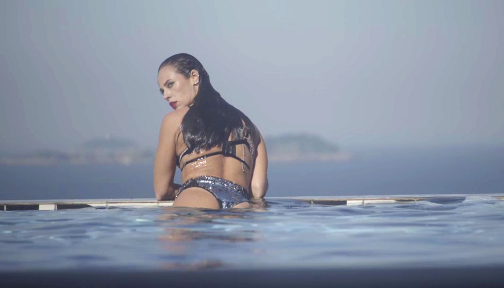 Vivi faz carão em piscina de fundo infinito — Foto: TV Globo