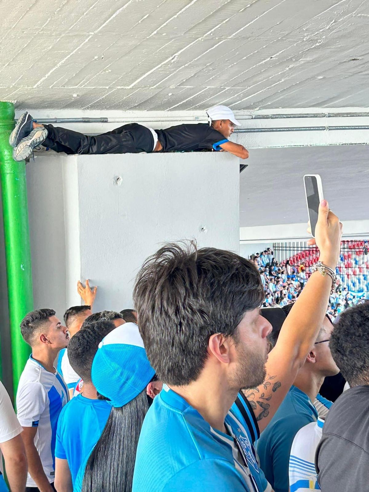 Em Mangueirão lotado, torcedor assiste jogo deitado em lugar inusitado: 