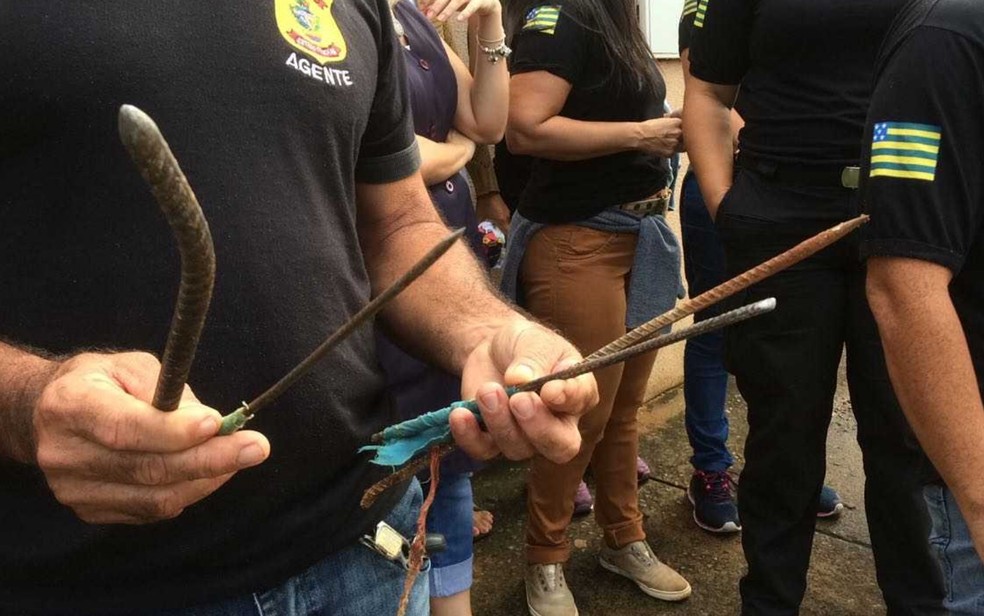 Internos usaram pedaços de ferro para fugir do Case em Goiânia (Foto: Giovana Dourado/TV Anhanguera)