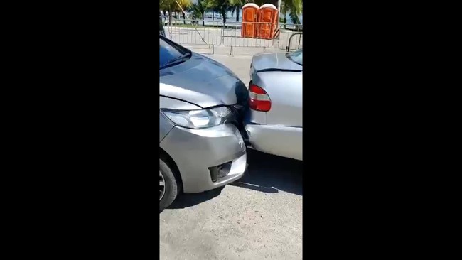 Veículos se envolvem em engavetamento em fila de vacinação contra Covid em Maceió