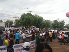 Professores fazem manifestação no centro de Palmas e cobram acordos