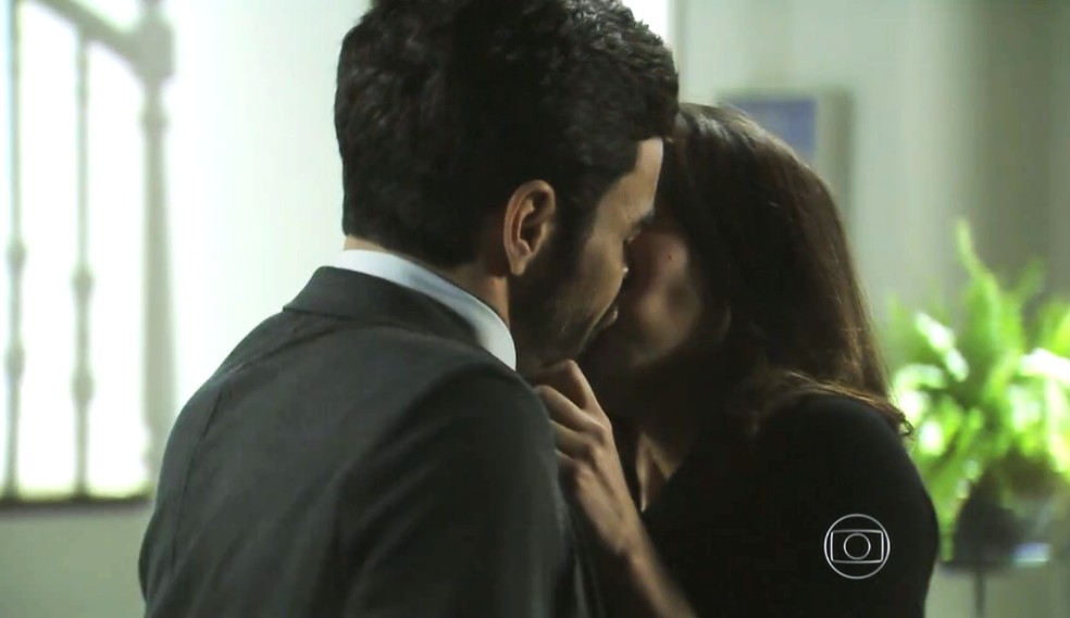 José Pedro (Caio Blat) dá beijão em Cora (Marjorie Estiano) - 'Império' — Foto: Globo
