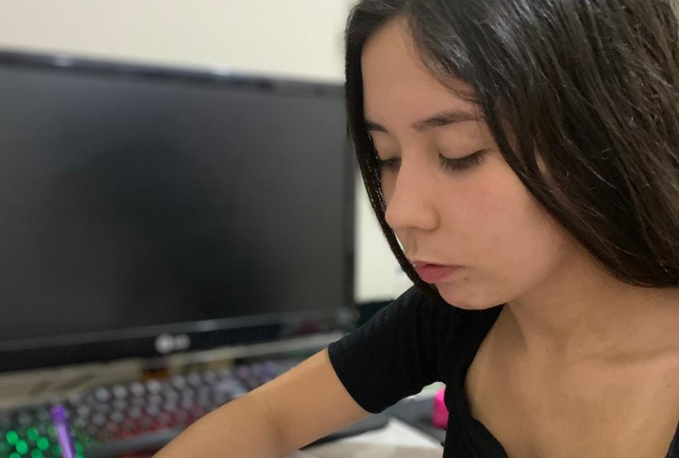 Kayane Vieira, 18 anos, busca uma vaga em ciências da computação na UFRGS, mas foi impedida de fazer o Enem 2020 porque a sala estava lotada. — Foto: Arquivo Pessoal