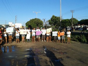 Crianças também estão em manifestação (Foto: Douglas Pinto/TV Mirante)