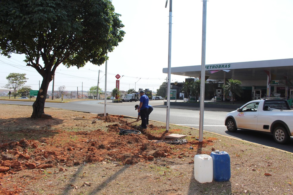 Semob instala semáforos na rotatória do Lar dos Meninos — Foto: Mariana Padovan/Secom 