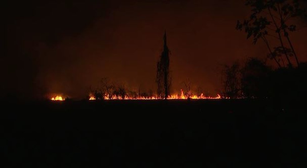 Fogo durou cerca de 4 horas no interior do estado  â Foto: ReproduÃ§Ã£o/Rede AmazÃ´nica Acre 