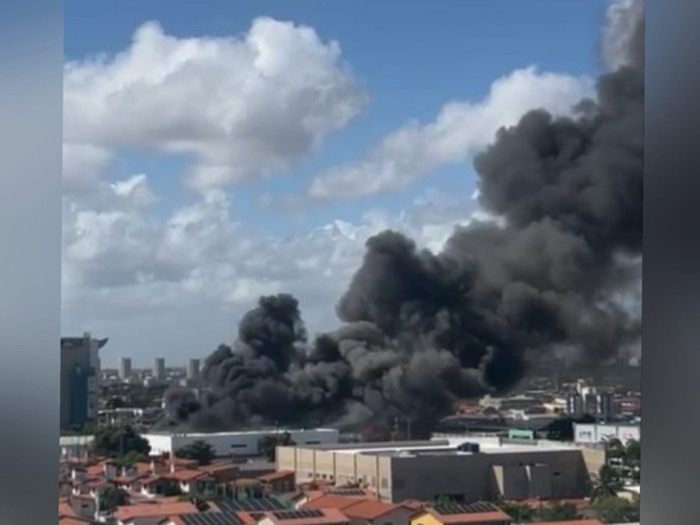Fumaça de incêndio em loja foi vista em vários pontos do Bairro Edson Queiroz e região. — Foto: Reprodução
