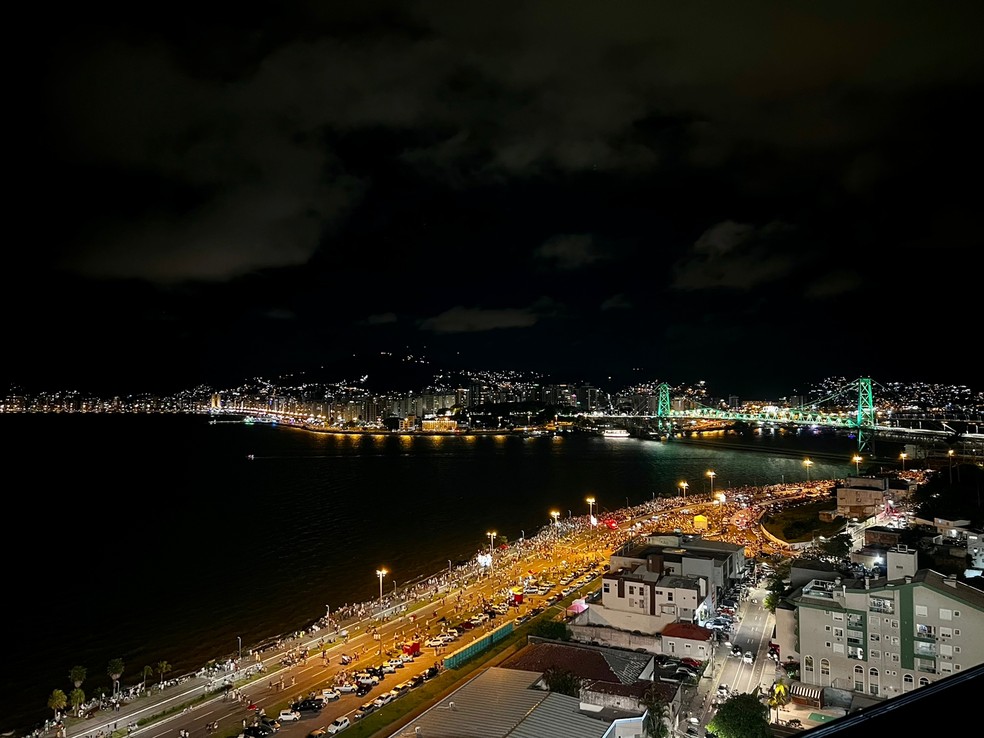 Público aguarda chegada de 2023 na Avenida Beira-mar Continental, em Florianópolis, às 23h — Foto: Mateus Castro/NSC TV