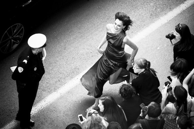 Inés de la Fressange correndo em Cannes (Foto: Getty Images)