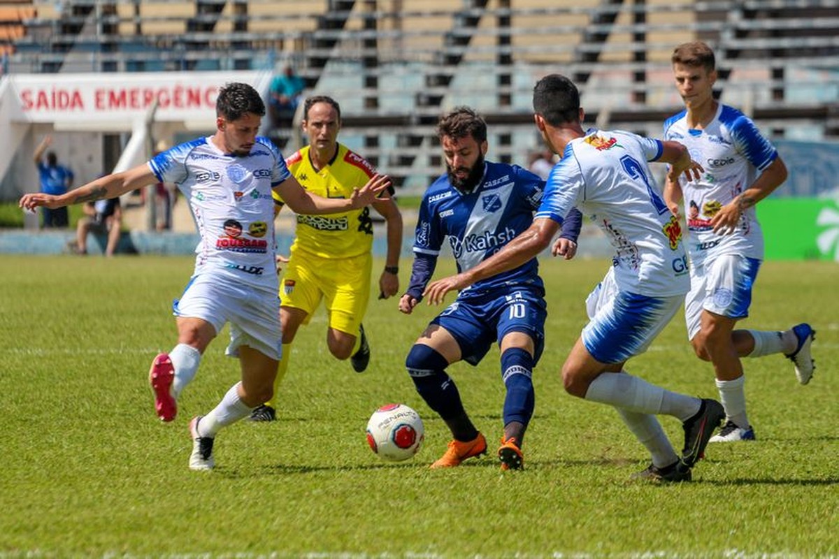 Taubaté visita a Portuguesa Santista e