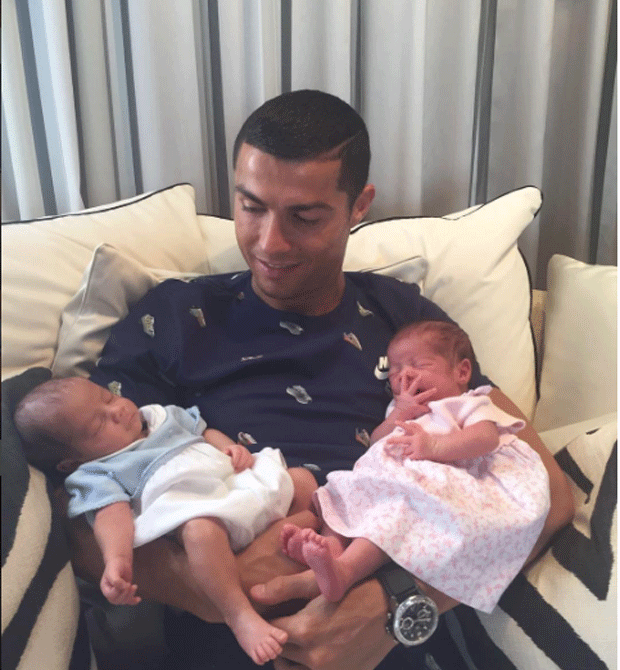 Cristiano Ronaldo e os gêmeos (Foto: Reprodução / Instagram)