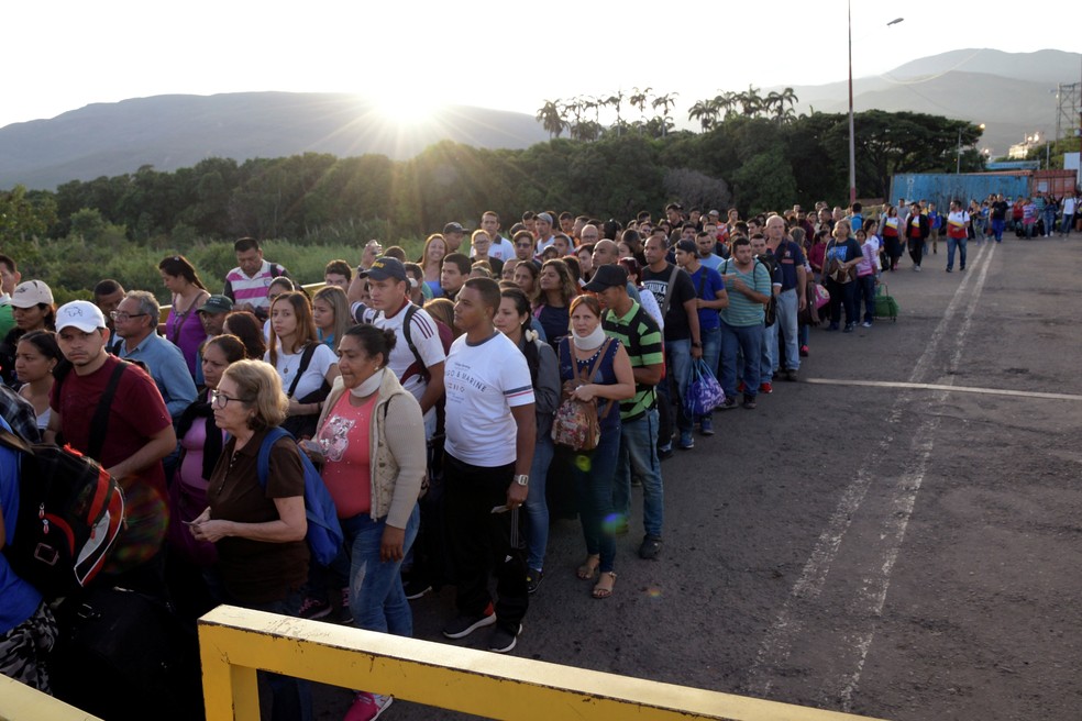 Pessoas andam na ponte Simon Bolivar entre a fronteira da Venezuela e da ColÃ´mbia neste sÃ¡bado (8). Maduro anunciou a reabertura para pedestres nas pontes da fronteira entre os paÃ­ses apÃ³s 4 meses fechadas. â€” Foto: Juan Pablo Bayona/Reuters