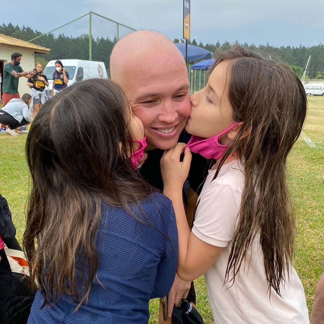 Caioba recebe o carinho das crianças no 'Caioba Soccer Camp' (Foto: Reprodução: Instagram)