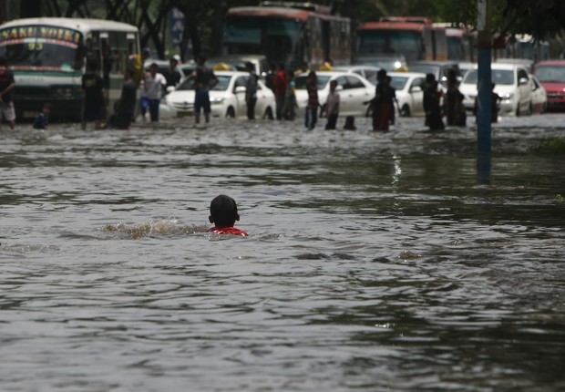 Menino nada em alagamento na cidade de Jacarta (Foto: Afriadi Hikmal via Getty Images)