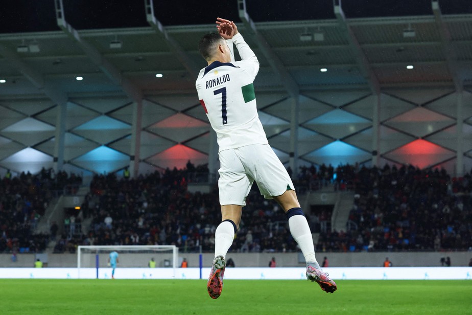 Cristiano Ronaldo repete sua tradicional comemoração de gols na vitória sobre Luxemburgo